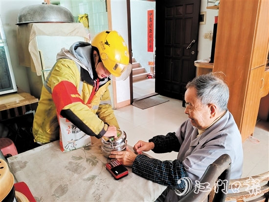 外賣騎手積極參與“老年助餐”行動，為石沖社區(qū)的老年人派送“溫暖外賣”。
