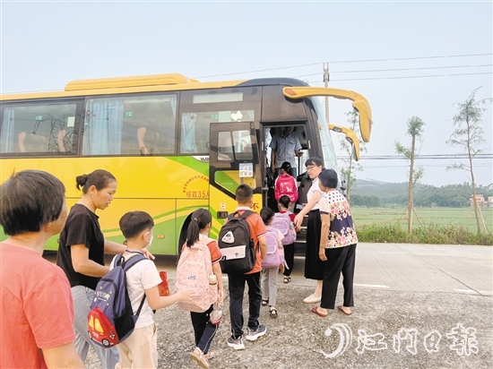 沙湖鎮(zhèn)為相關(guān)學(xué)校配備校車，解決學(xué)生接送問(wèn)題。