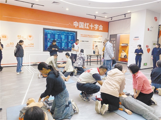 移交AED后，江海區(qū)紅十字會(huì)還開展培訓(xùn)，提升相關(guān)人員的應(yīng)急救護(hù)能力。