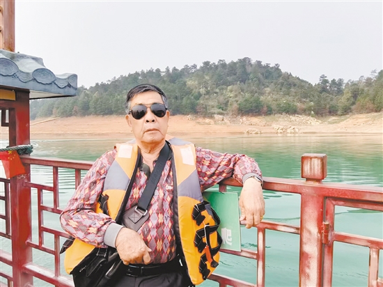 何華晃在外旅游，投身大自然的懷抱。
