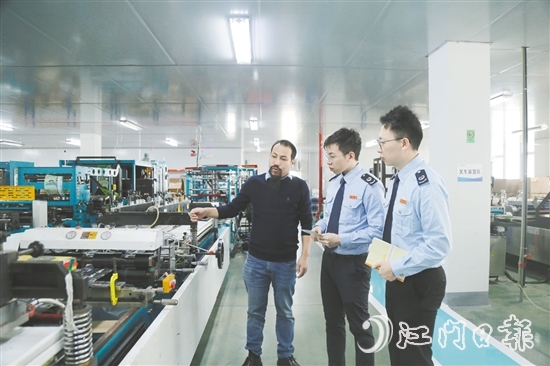 稅務(wù)工作人員深入企業(yè)，與企業(yè)負(fù)責(zé)人溝通交流。