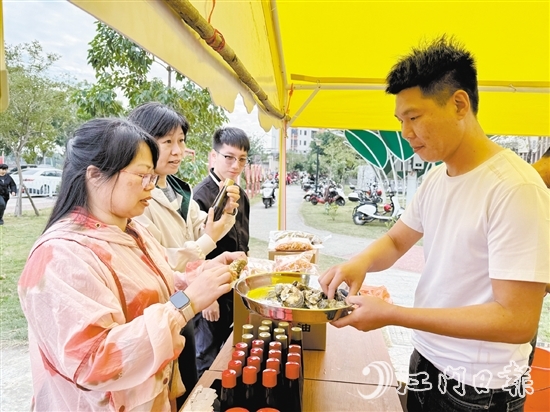 游客品嘗生蠔美食。