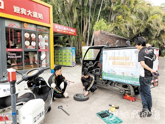 騎手小哥在新業(yè)態(tài)服務(wù)互助點就能完成電動車檢修。