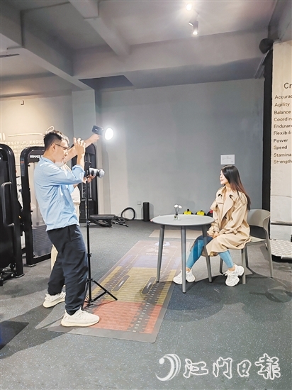 短視頻以其短小精悍、易于分享的特點(diǎn)，正成為快速吸引流量的“利器”。圖為商家在拍攝短視頻。