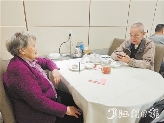 “鶴友”社區(qū)飯?zhí)贸蔀槔夏耆恕皣@早茶”愛去的地方。