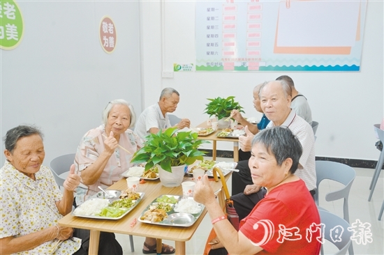 鶴城鎮(zhèn)長者飯?zhí)糜诮衲?0月21日揭牌啟用。老人們對該飯?zhí)玫姆?wù)贊不絕口。