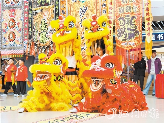 在參賽選手的靈活控制下，醒獅栩栩如生。