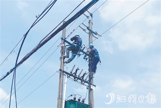 鶴山供電局在龍口鎮(zhèn)霄南村開(kāi)展整線(xiàn)（成片）配網(wǎng)標(biāo)準(zhǔn)化治理。