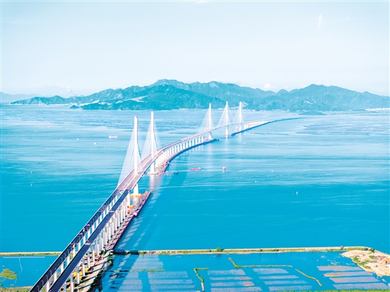 鳥瞰視角下的高欄港大橋（近）和黃茅海大橋（遠）。