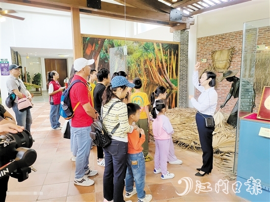 活動(dòng)現(xiàn)場(chǎng)，講解員為大家講解葵扇的制作方法。