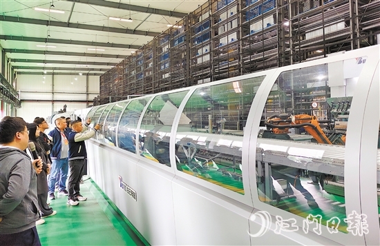 學(xué)員們深入白云電氣集團(tuán)、電商基地進(jìn)行參觀。