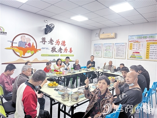 河南社區(qū)長(zhǎng)者食堂為社區(qū)內(nèi)60歲及以上的低保、特困供養(yǎng)人員、殘疾人及獨(dú)居困難長(zhǎng)者提供全年優(yōu)惠餐飲服務(wù)。