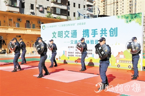 活動(dòng)中，民警表演盾棍制暴動(dòng)術(shù)和盾棍基礎(chǔ)動(dòng)作。