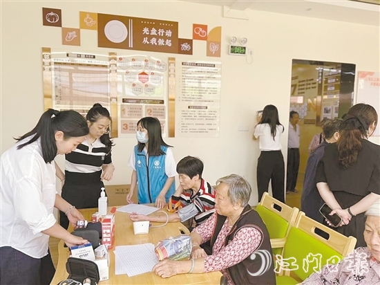 江南街道提供一站式養(yǎng)老服務(wù)，為老年人免費(fèi)體檢。