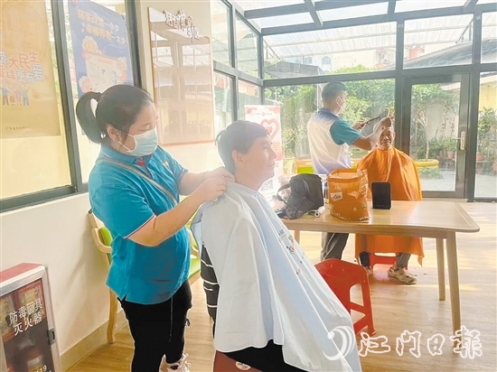江南街道聯(lián)合社工機(jī)構(gòu)開(kāi)展義剪活動(dòng)。