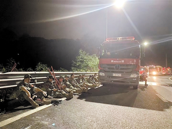 奮戰(zhàn)到后半夜，民兵們在路邊休整。