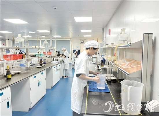 東古研發(fā)實驗分析中心的工作人員正在對產(chǎn)品進行監(jiān)控和檢測。