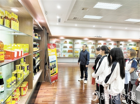 學生們在參觀東古公司展廳。
