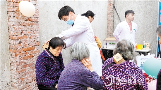 村民在中醫(yī)集市可以體驗刮痧、艾灸、拔罐等中醫(yī)療法。