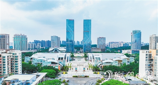 環(huán)市街道不斷提升轄區(qū)商圈整體競爭力，為消費(fèi)市場注入更多創(chuàng)新元素和活力。圖為環(huán)五邑華僑廣場商圈。劉淑君