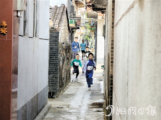 參加定向比賽的選手們穿梭于昌梅村中，感受恩平美麗鄉(xiāng)村的魅力