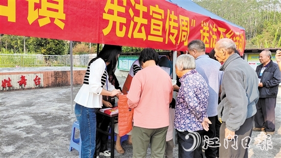 大田鎮(zhèn)開展憲法宣傳下鄉(xiāng)活動。