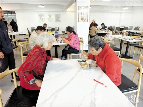 錦江社區(qū)長(zhǎng)者食堂的飯菜價(jià)格“接地氣”，整潔、衛(wèi)生的環(huán)境令大家安心、放心。