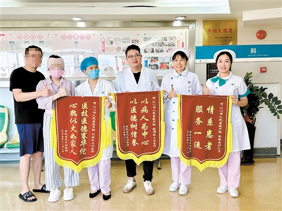 呂女士和丈夫送上錦旗表達(dá)感激之情。