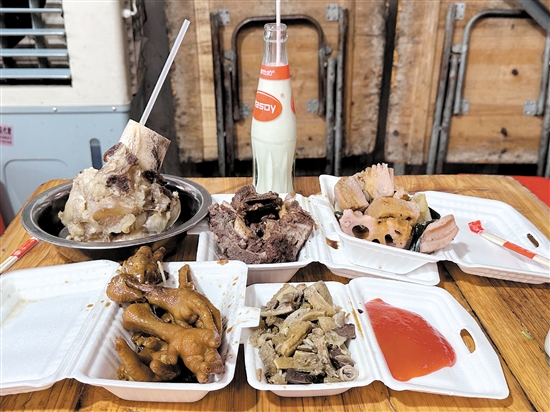 月山“三點三”小吃街的美食味道不錯。