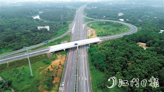 公用集團黨委全力打造“先鋒工地”，國道G240項目工程隊的黨員發(fā)揮先鋒模范作用，嚴抓進度、質(zhì)量、安全。