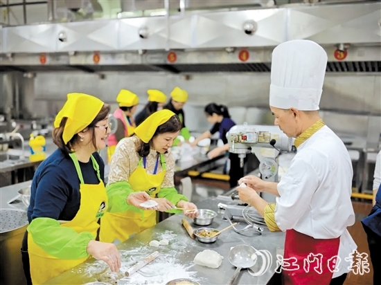 臺山市婦女聯(lián)合會和香港臺山社團總會婦女會的代表們一同學(xué)習(xí)制作僑鄉(xiāng)特色糕點。
