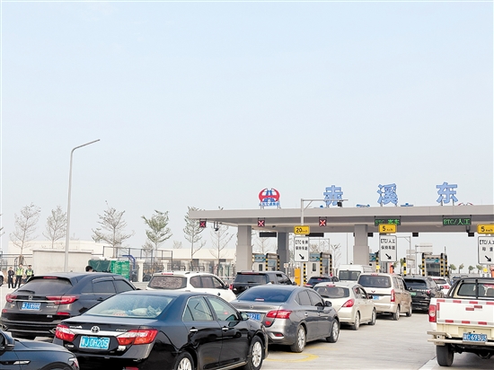 赤溪東收費(fèi)站前排起車龍。畢松杰