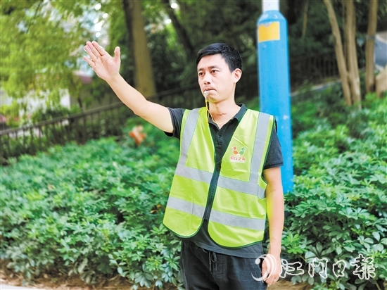接受了崗前培訓的“新業(yè)態(tài)交通義警”隊伍成員動作頗具“交警”風范。
