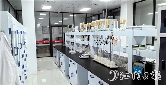 華鰲合金成為與華南理工大學(xué)深入開展校企合作的高新企業(yè)之一，雙方致力于先進(jìn)金屬材料的前沿技術(shù)研發(fā)。