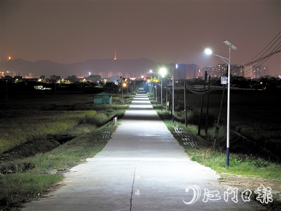 在古勞鎮(zhèn)大埠村，新安裝的太陽能路燈照亮村民的回家路。