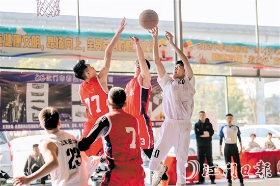球員在賽事收官戰(zhàn)中拼盡全力、賽出風(fēng)采。