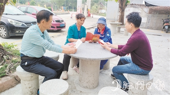 牛江鎮(zhèn)人大代表向群眾發(fā)放憲法宣傳冊(cè)，為他們答疑解惑。