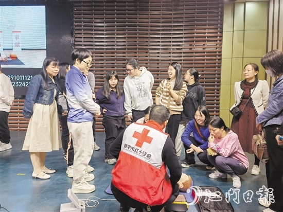 培訓(xùn)導(dǎo)師圍繞心肺復(fù)蘇和AED設(shè)備的聯(lián)合使用等急救知識(shí)技能進(jìn)行授課，對(duì)操作技術(shù)要領(lǐng)進(jìn)行詳細(xì)講解和同步示范。