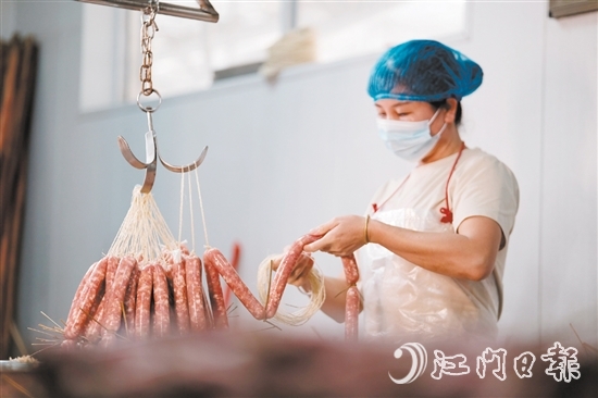 工人加緊制作臘味，應(yīng)付接踵而來(lái)的訂單。