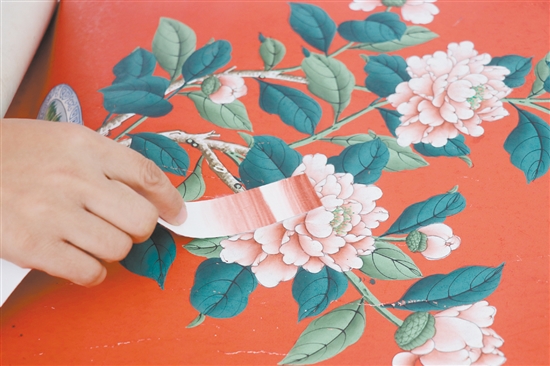 調(diào)色師在比對顏色，差一點都不行。