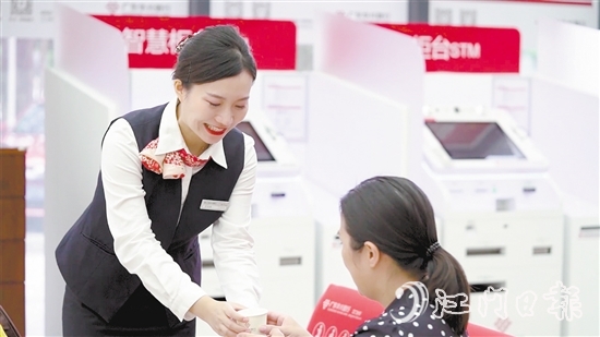 廣東華興銀行江門(mén)分行為客戶(hù)提供優(yōu)質(zhì)金融服務(wù)。
