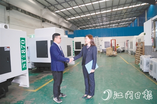 江門農(nóng)商銀行完善科技金融產(chǎn)品體系，積極支持信息技術(shù)、高端制造等戰(zhàn)略性產(chǎn)業(yè)集群建設(shè)。