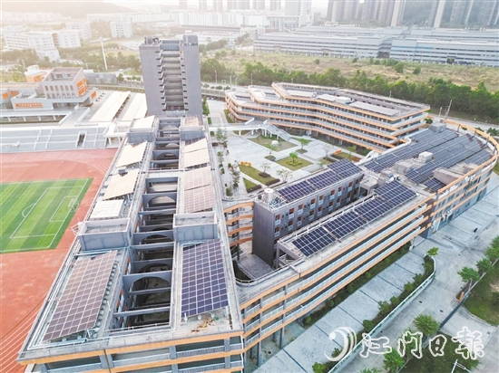 鶴山市職業(yè)技術學校分布式光伏項目是鶴山市屬國資公司投資最大的光伏項目，已初見成效。