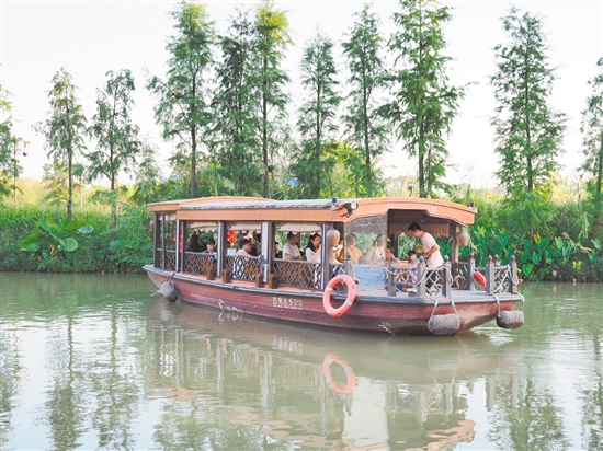 游客在古勞水鄉(xiāng)旅游區(qū)乘坐游船欣賞水鄉(xiāng)風(fēng)景。