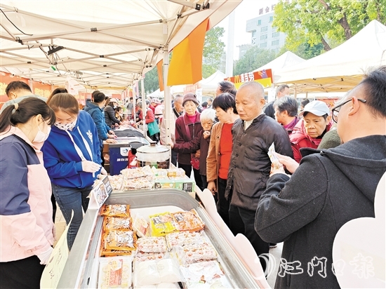 不少市民前來(lái)感受傳統(tǒng)節(jié)日氛圍，購(gòu)買(mǎi)心儀的農(nóng)產(chǎn)品。