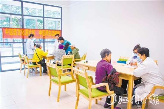 蓬江區(qū)北區(qū)衛(wèi)生院醫(yī)務(wù)人員到甘化社區(qū)居家養(yǎng)老服務(wù)站開展義診活動。