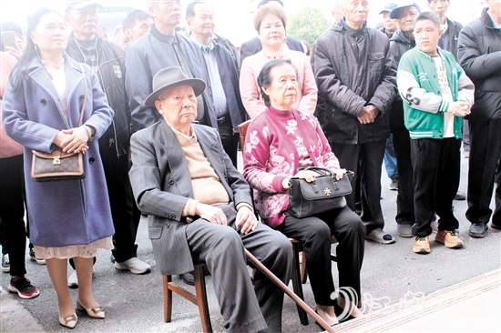 老縣長(zhǎng)馮炎攜夫人參加活動(dòng)。
