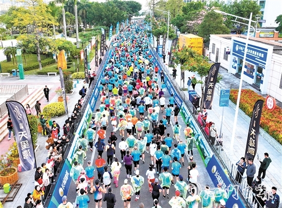 2024恩平溫泉半程馬拉松歡樂(lè)開(kāi)跑。徐衛(wèi)良