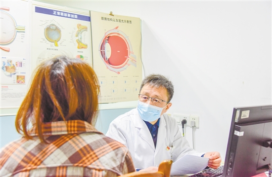 彭超為患者開具處方。