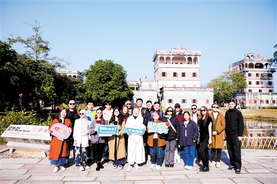 國際旅行商、旅行達(dá)人在開平自力村碉樓群景區(qū)合影留念。
